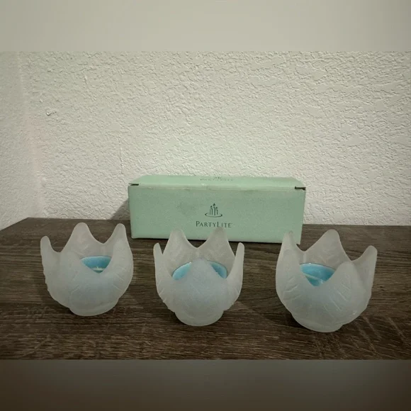 PartyLite Frosted Lotus Blossom Trio Votive/Tealight Candle Holder (NWT). - Picture 4 of 5